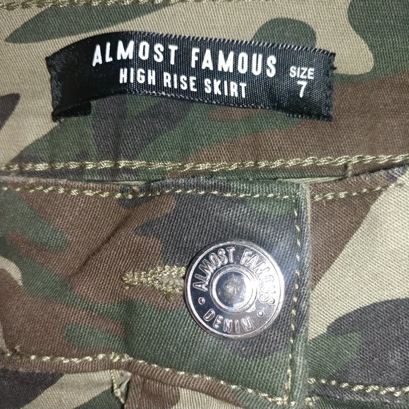 Almost Famous: Camo Print High Rise  Button Front Denim Mini Skirt - JR Size 7 - Picture 6 of 7